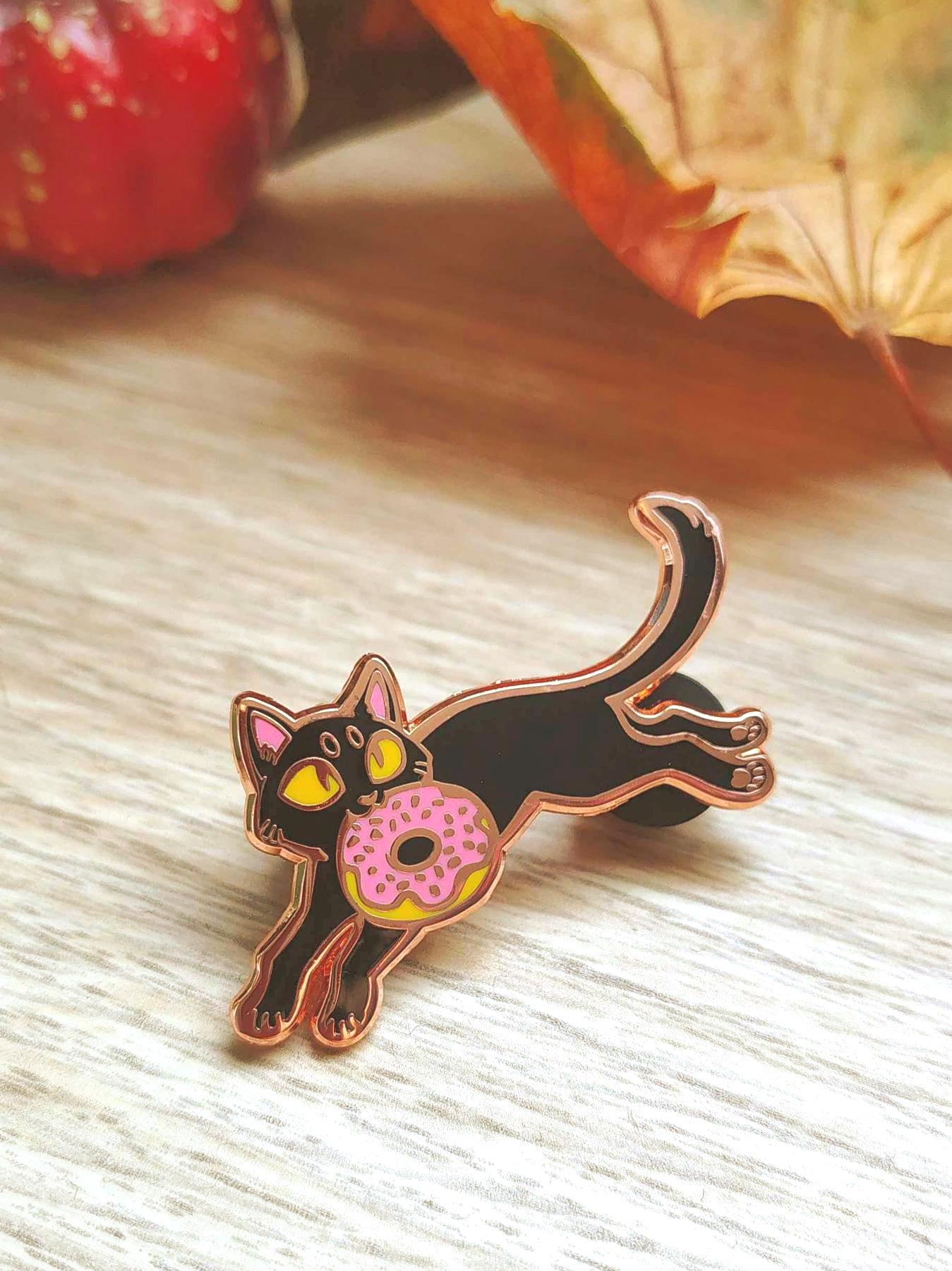 Donut-Dieb Kuroneko Schwarze Katze Trigun Pin 4 cm Donut-Dieb Kuroneko Schwarze Katze Trigun Pin 4 cm von FeatherFangArt