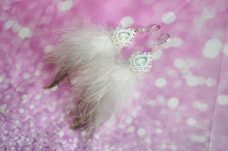 Handgemachte Baumeln Ohrringe Mit Natur Silkies Federn - Mit Kristall Anhänger von FeatherLandEU