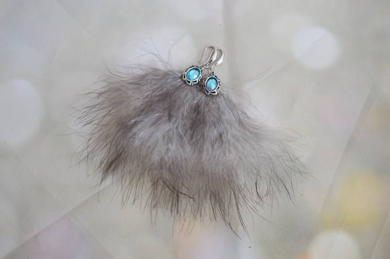 Handgemachte Ohrringe Mit Natürlichen Seidenfedern - Mit Blauem Anhänger Handgemachte Ohrringe Mit Natürlichen Seidenfedern - Mit Blauem Anhänger von FeatherLandEU
