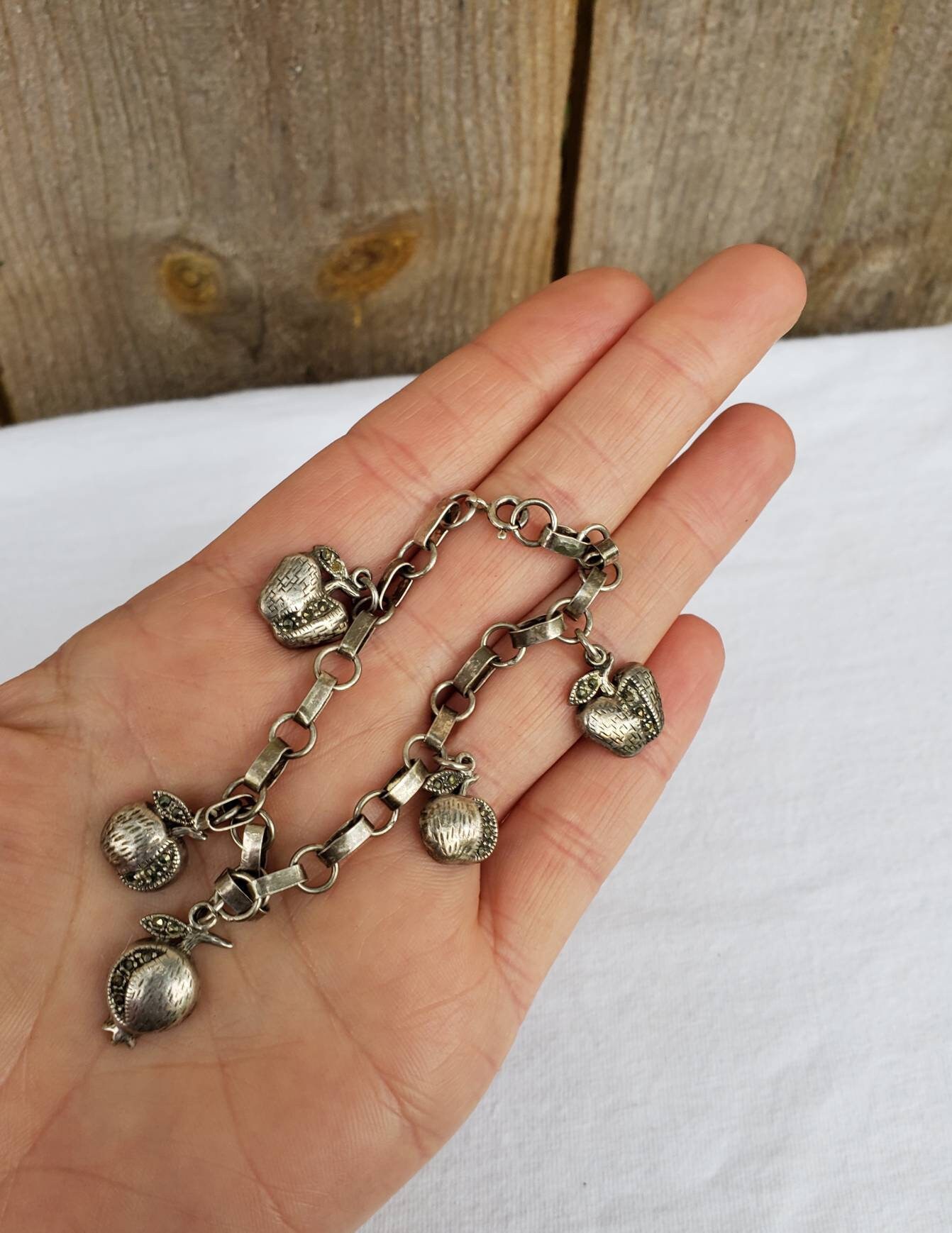1950S Vintage Sterling Silber Markasit Frucht Bettelarmband 1950S Vintage Sterling Silber Markasit Frucht Bettelarmband von FeathercatEmporium
