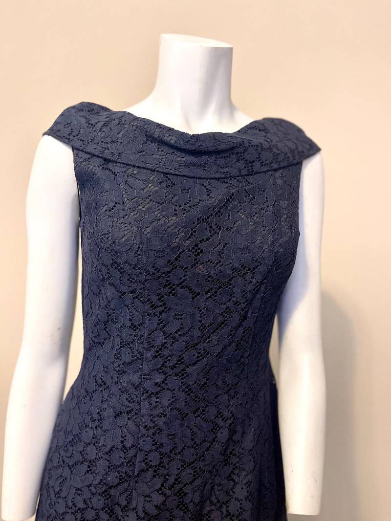 1960Er Vintage Etuikleid Aus Schwarzer Spitze Party-Cocktailkleid, Passend Für 4-6 von FeathercatEmporium