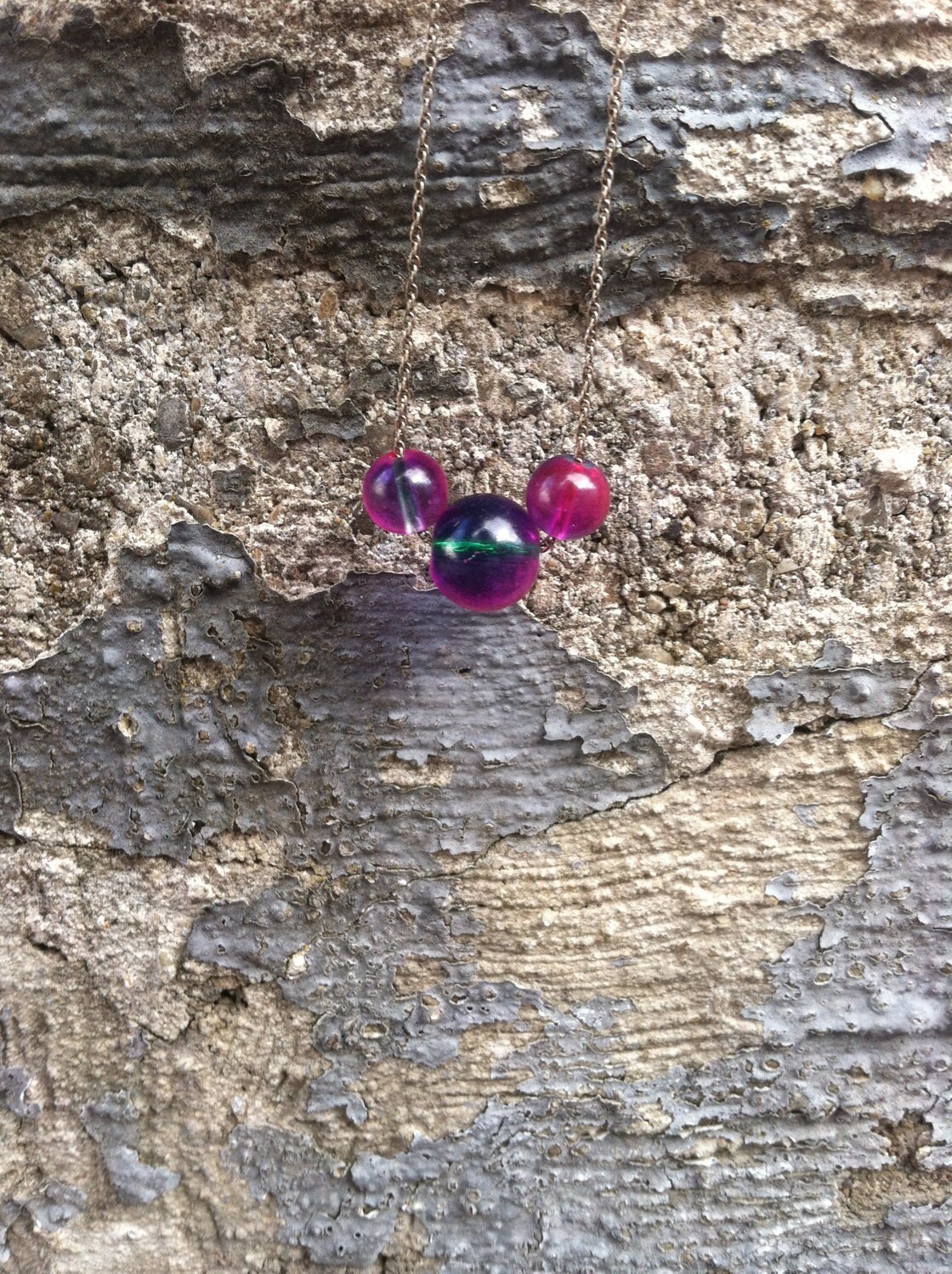 1980Er Jahre Vintage Pink Purple Minimalist Glas & Sterling Silber Halskette 1980Er Jahre Vintage Pink Purple Minimalist Glas & Sterling Silber Halskette von FeathercatEmporium