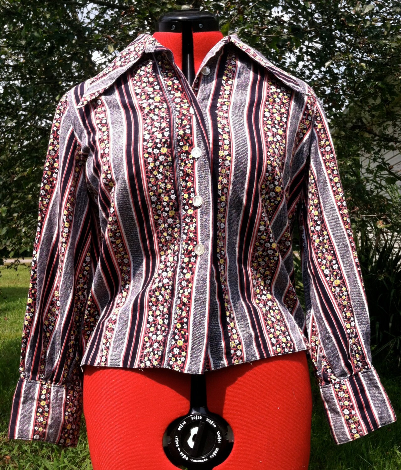 70Er Vintage Blümchen Bluse Im Hippie-stil Mit Großem Revers 70Er Vintage Blümchen Bluse Im Hippie-stil Mit Großem Revers von FeathercatEmporium