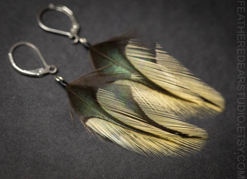 Schillernde Grüne Federohrringe 6 cm/2 Zoll Frühlingsohrringe Kleine Echte Grüne Federn Boho Ohrringe von FeatheredEarStudio
