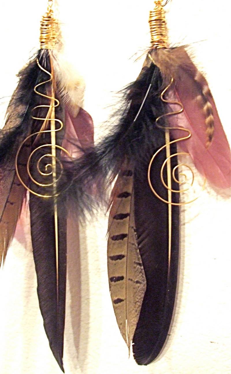 Intensive Gold Spirale Möwe, Fasan Und Huhn Federohrringe von FeathersByHeather