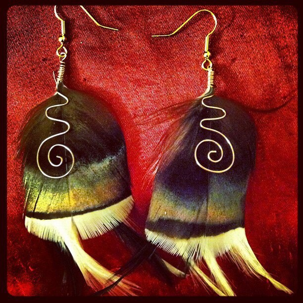 Seltene Irisierende Spiral Feder Ohrringe von FeathersByHeather