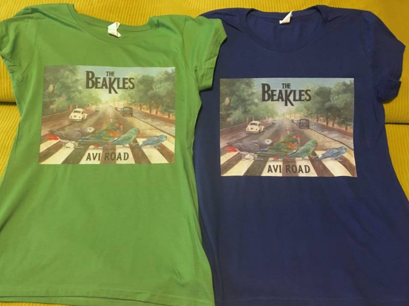 Beakles - Avi Road Damen T-Shirt Mit Bandmitgliedsnamen von FeathersnFurPortrait