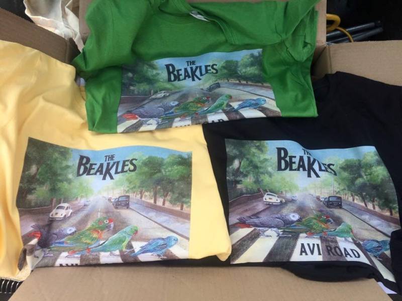 Beakles - Avi Straßen T-Shirt Mit Handgemalter Grafik Mit 4 Papageien von FeathersnFurPortrait