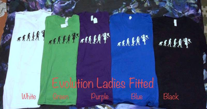 Evolution - Damen Ausgestattet Rundhals T-Shirts | Frau Mit Papageien von FeathersnFurPortrait