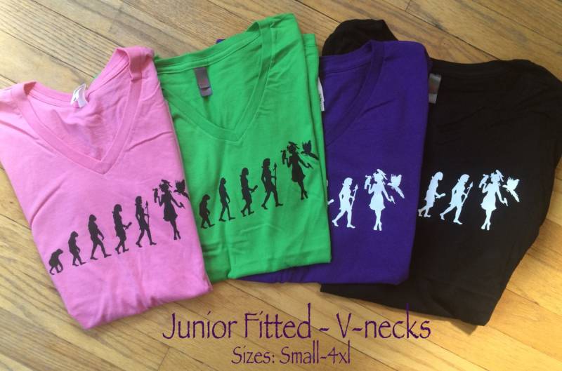 Evolution Juniors Ausgestattet, V-Ausschnitt T-Shirts | Frau Mit Papageien von FeathersnFurPortrait