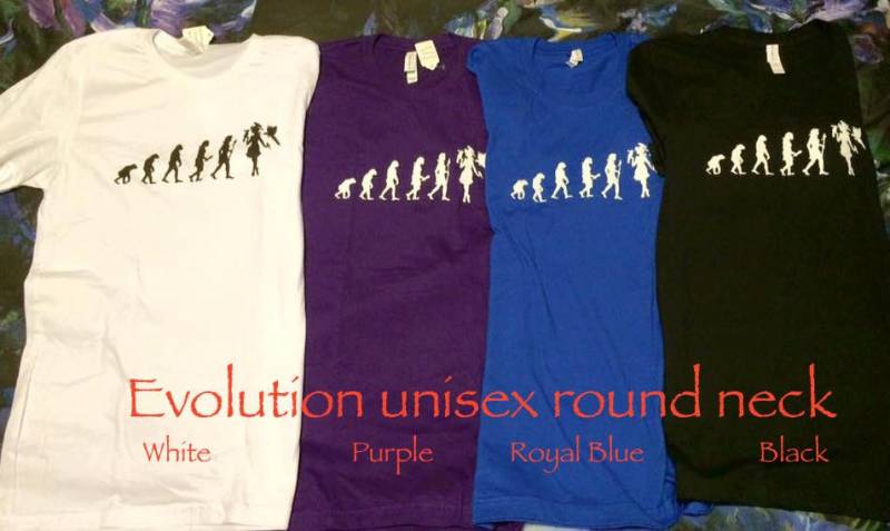Evolution - Unisex Lockere Rundhals-T-Shirts | Frau Mit Papageien von FeathersnFurPortrait
