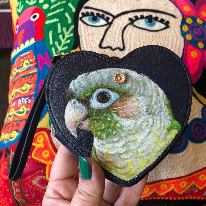 Handbemaltes Armband Mit Einem Grünen Wangensittich von FeathersnFurPortrait