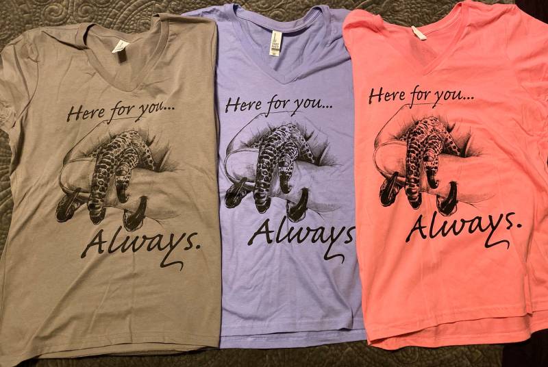 Hier Für Sie....immer. Damen V-Ausschnitt T-Shirt von FeathersnFurPortrait