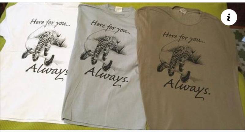 Immer Für Sie Da. Unisex Lose, Rundhalshemden. Wähle Aus 4 Farben von FeathersnFurPortrait