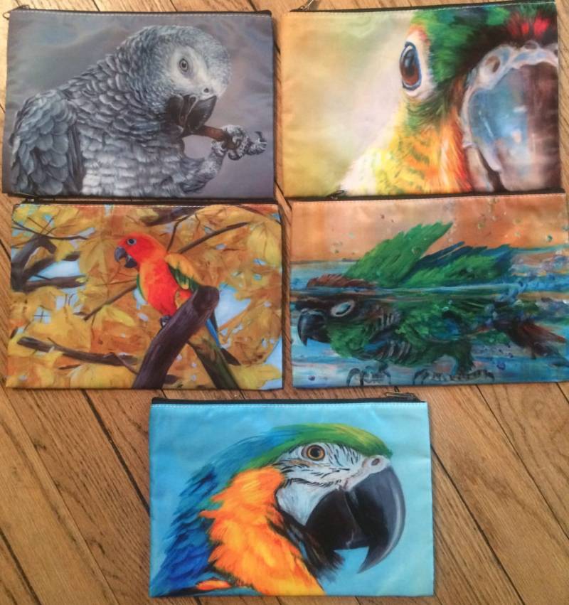 Papagei Kosmetiktaschen - Größe Groß Wählen Sie Aus Einem Von 5 Designs von FeathersnFurPortrait