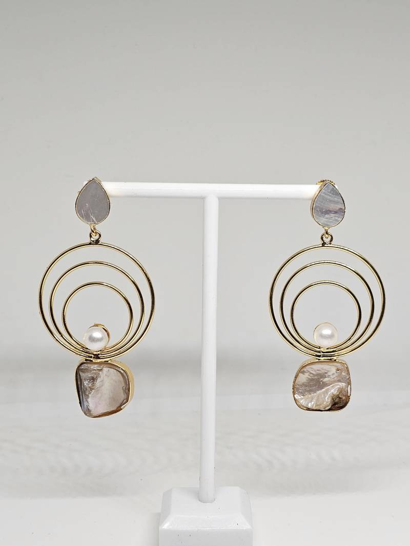 Goldene Spiralohrringe Mit Perlmutt Und Teardrop Ohrsteckern - Handgemachter Statement-Schmuck Für Frauen, Stein Messing Ohrringe Sie von Febaee