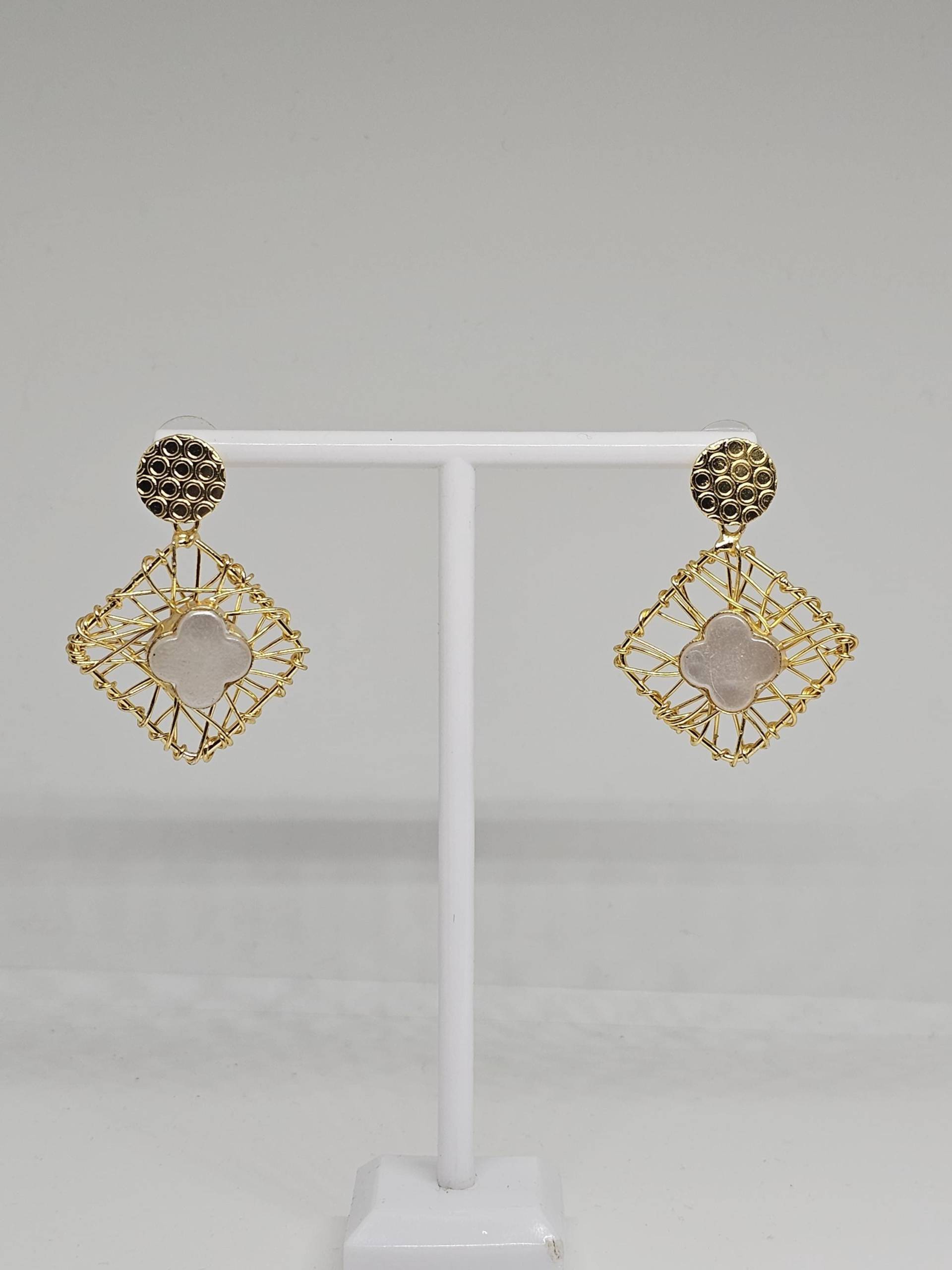 Handgemachte Gold Drahtgitter Blumen Ohrringe Leichter Statement Schmuck Handgemachte Gold Drahtgitter Blumen Ohrringe Leichter Statement Schmuck von Febaee