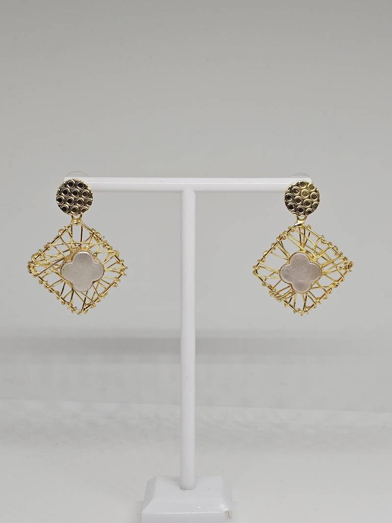 Handgemachte Gold Drahtgitter Blumen Ohrringe Leichter Statement Schmuck Handgemachte Gold Drahtgitter Blumen Ohrringe Leichter Statement Schmuck von Febaee