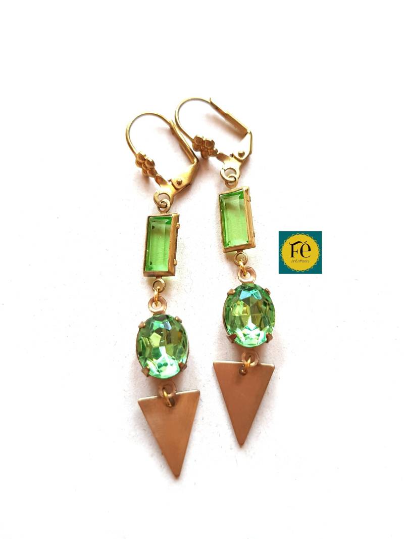 Grüne Art-Deco-Ohrringe, Grüner Glasverbinder, Ovaler Anhänger Aus Facettiertem Glas in Peridotgrün, Dreiecksanhänger Goldenem Metall von FecreationsFR