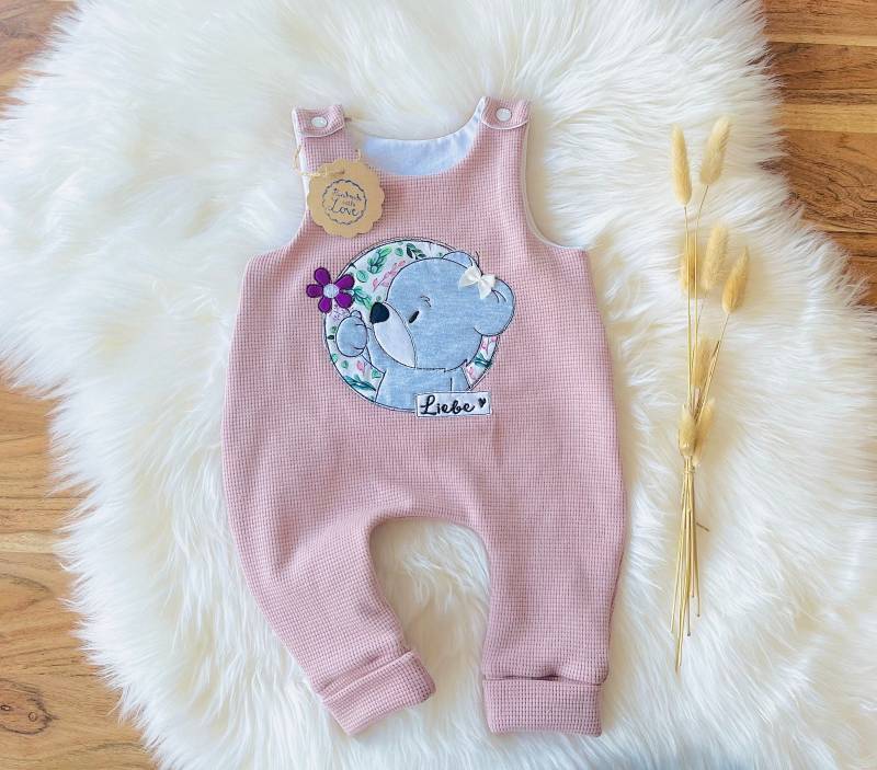 Strampler Baby Mädchen Waffeljersey Stickdatei Applikation Bär Mit Blume von Fedellinchen