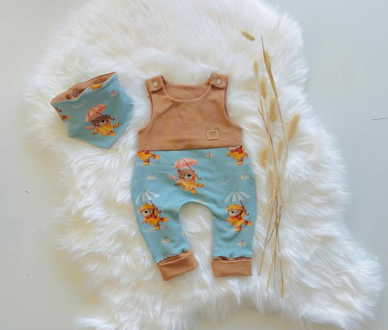 strampler Baby Halstuch Knotenmütze Beanie Pfützenspaß Bären Regenschirm von Fedellinchen