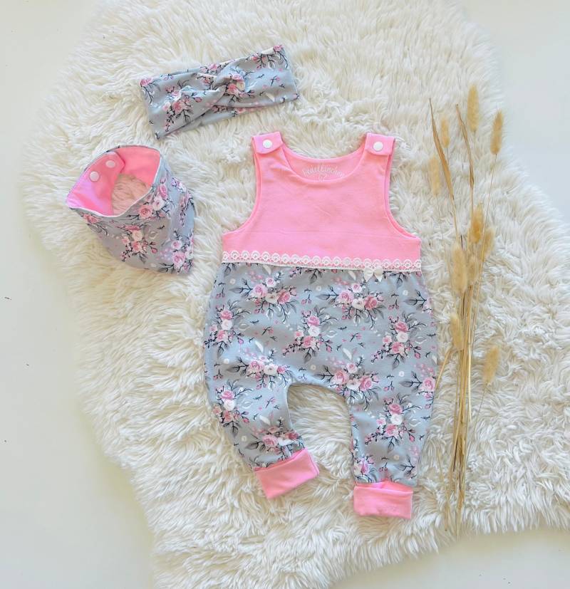 strampler Baby Mädchen Halstuch Haarband Grau & Rosa Blumen von Fedellinchen