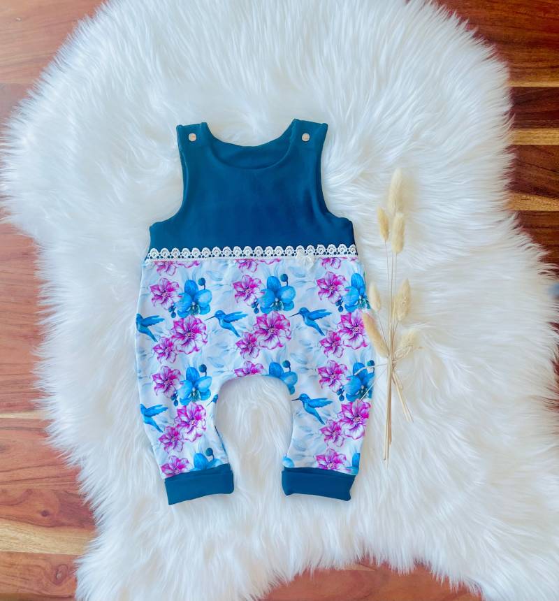 strampler Baby Mädchen Kolibri & Blumen von Fedellinchen