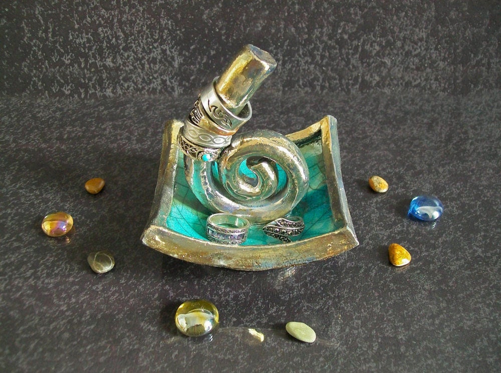 Raku-Ringhalter Aus Keramik - Wasserzeichen-Symbol, Spiral-Schmuckkästchen, Verlobungs- Und Valentinstagsgeschenk Verschiedene Farben Raku-Ringhalter Aus Keramik - Wasserzeichen-Symbol, Spiral-Schmuckkästchen, Verlobungs- Und Valentinstagsgeschenk Verschiedene Farben von FedericoBecchettiArt