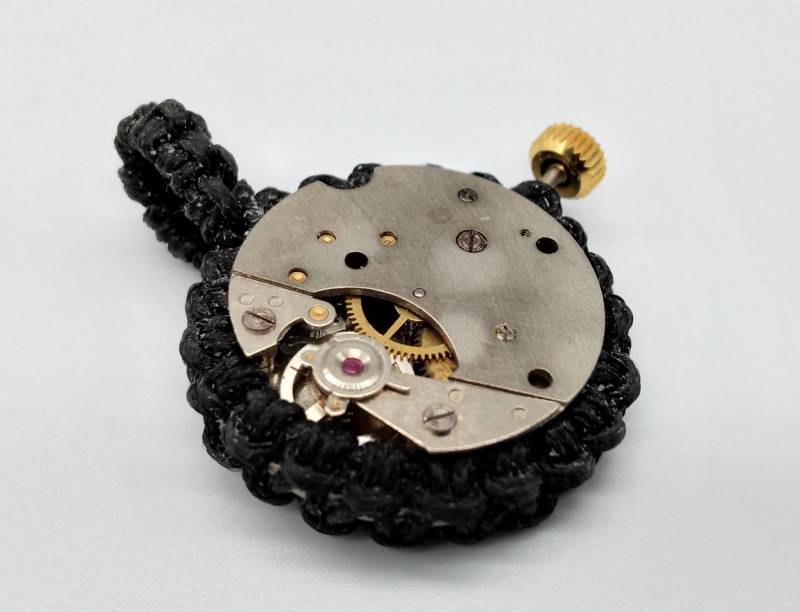 steampunk Makramee Amulett - Handgefertigtes Uhrwerk-Schmuckstück in Schwarz von Federkram