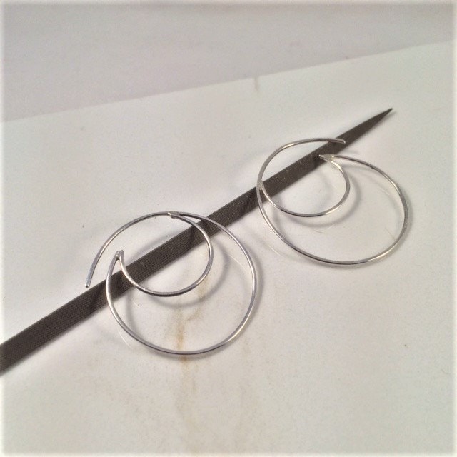 Luna By Fedha - Halbmondförmige, Durchfädelte Sterlingsilber Runddraht Ohrringe von FedhaDesigns