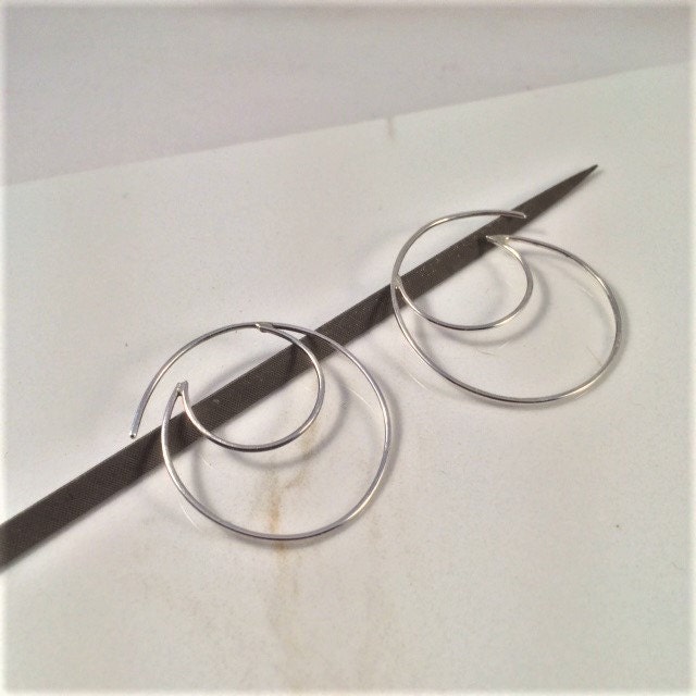 Luna By Fedha - Halbmondförmige, Durchfädelte Sterlingsilber Runddraht Ohrringe von FedhaDesigns