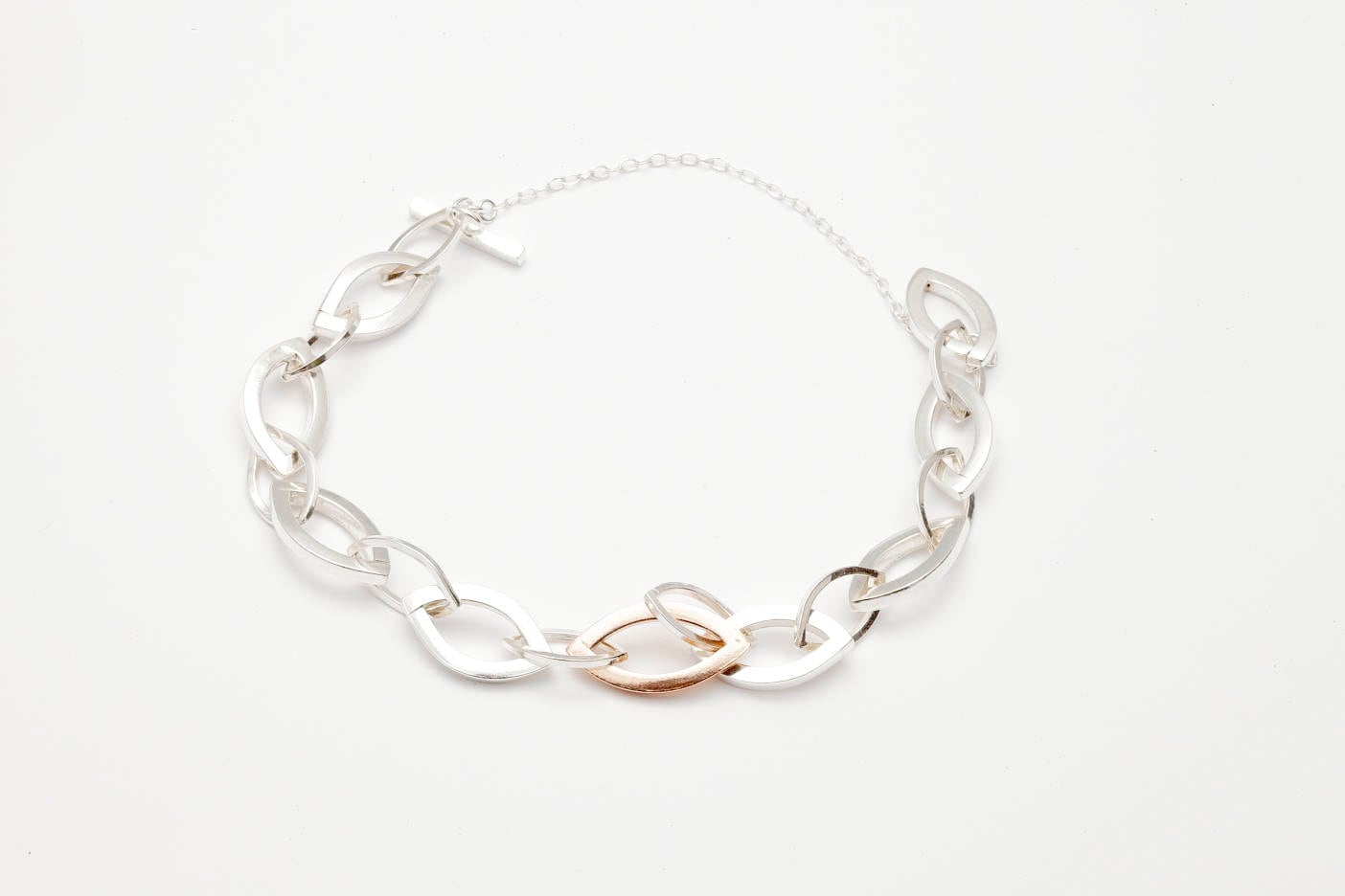 Ronda By Fedha - Auf Gehrung Geschnittene Kettenglieder in Navetteform Aus Sterlingsilber Und Gelbgold, Ein Handgefertigtes Unikat von FedhaDesigns