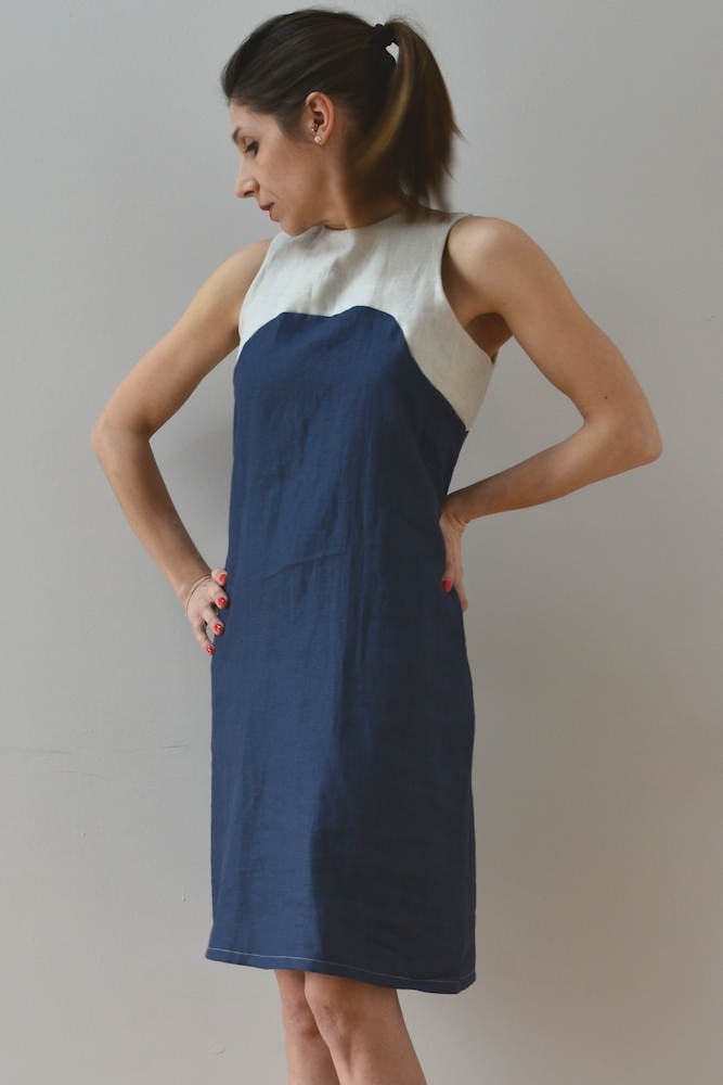 Weiches Leinen Kleid Blau Mit Grauen Details Weiches Leinen Kleid Blau Mit Grauen Details von Fedracollection
