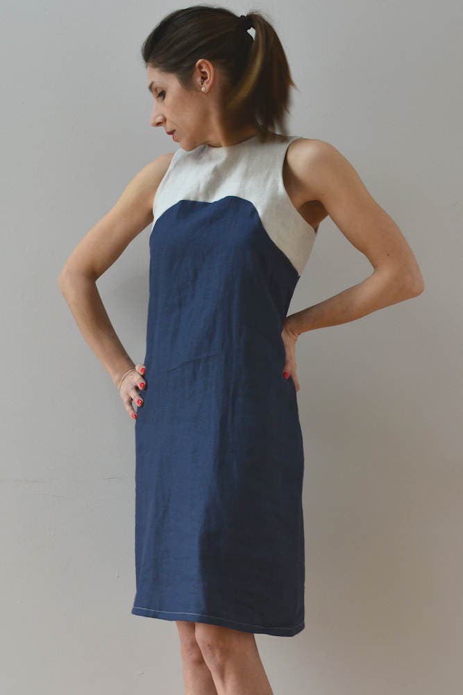 Weiches Leinen Kleid Blau Mit Grauen Details Weiches Leinen Kleid Blau Mit Grauen Details von Fedracollection