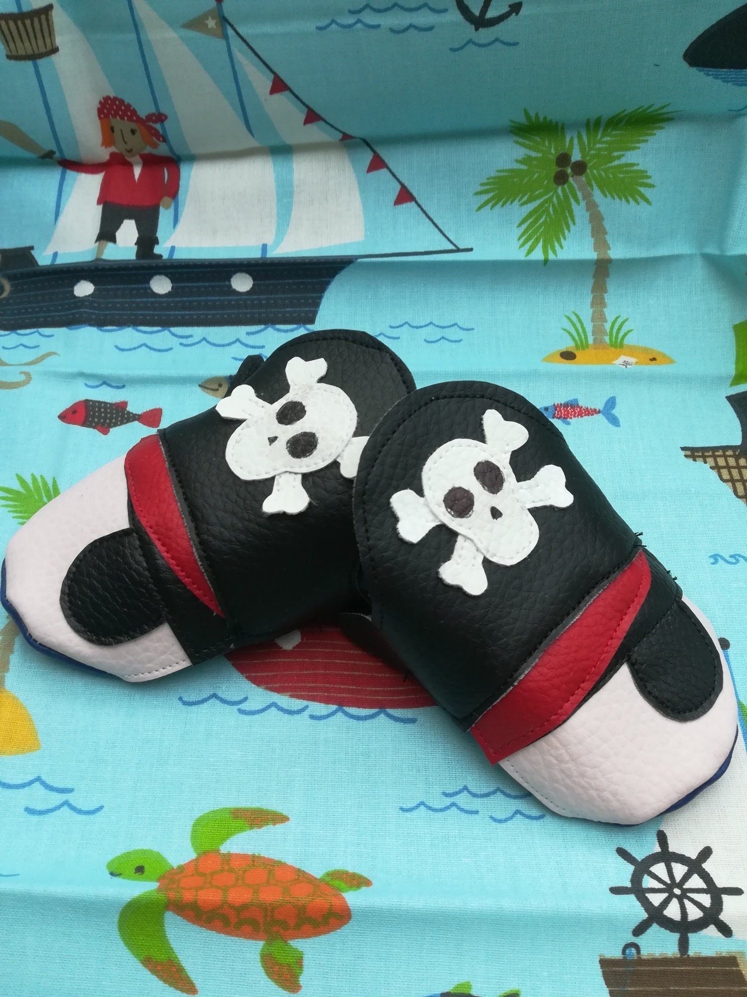 "Pirate Es Head" Weiche Leder Hausschuhe "Pirate Es Head" Weiche Leder Hausschuhe von Feealamain