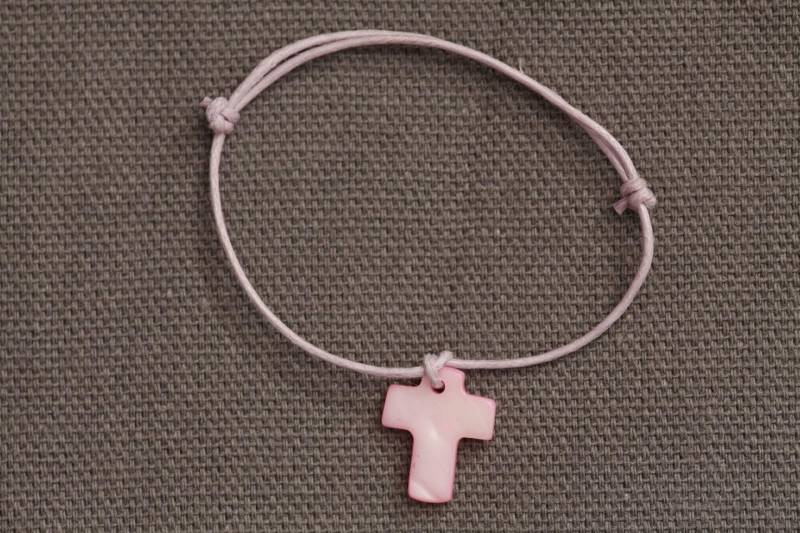 Armband Für Kinder Oder Erwachsene Und Mini-Kreuzanhänger Aus Echtem Rosa Perlmutt, Befestigt An Einer Verstellbaren Kordel von FeeciFeeca