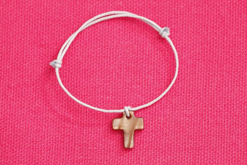 Armband Für Kinder Oder Erwachsene Und Mini-Kreuzanhänger Aus Echtem Schokoladenbraunem Perlmutt, Befestigt An Einer Verstellbaren Kordel von FeeciFeeca