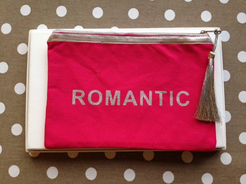 Damen-Einkaufstasche Mit Glitzernder Aufschrift „Romantic" Aus Fuchsiafarbenem Canvas 100 % Baumwolle Und Silbernem Pompon von FeeciFeeca