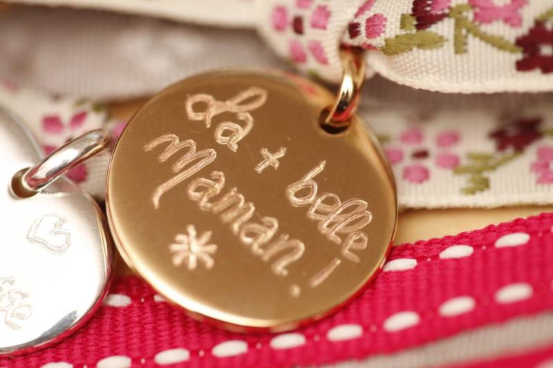 Rundes Medaillon-Armband Für Damen Aus Vergoldetem Oder Massivem Silber Mit Der Gravur „Die Schönste Mama" Montiert Auf Verstellbarer Baumwollschnur von FeeciFeeca