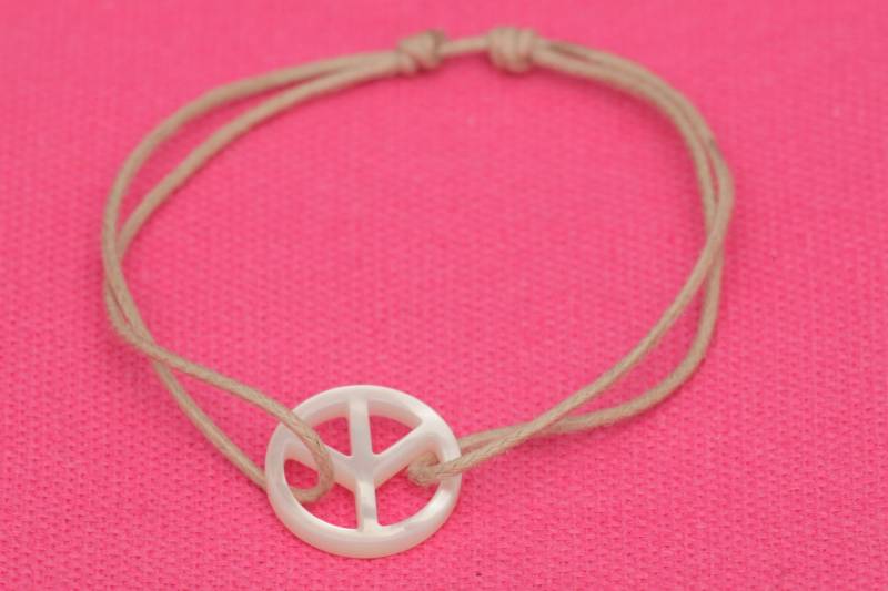 Unisex-Armband Mit Peace & Love-Anhänger Aus Weißem Perlmutt, Befestigt An Einer Verstellbaren Kordel von FeeciFeeca