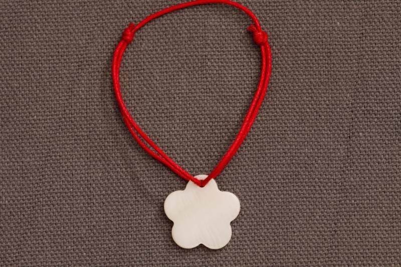 Verstellbares Kinderarmband Mit Blumenanhänger Aus Weißem Perlmutt Für Stilvolle Kleine Mädchen von FeeciFeeca