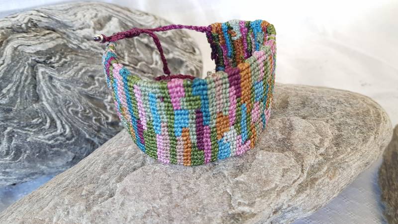 Manscharmband Aus Multi-Color Micro-Macramé von Feedesesmains