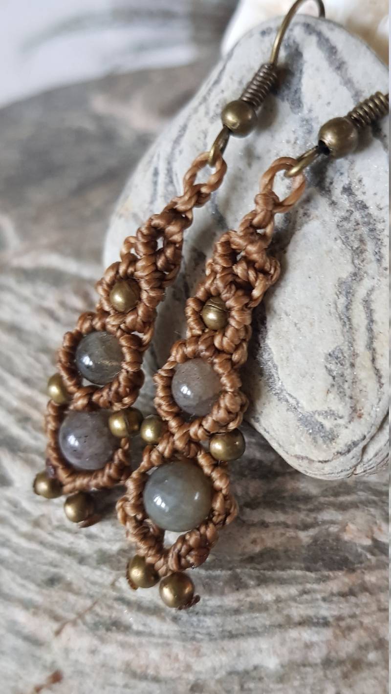 Ohrschmuck Aus Mikro-Macramé Mit 2 Labradoritperlen von Feedesesmains