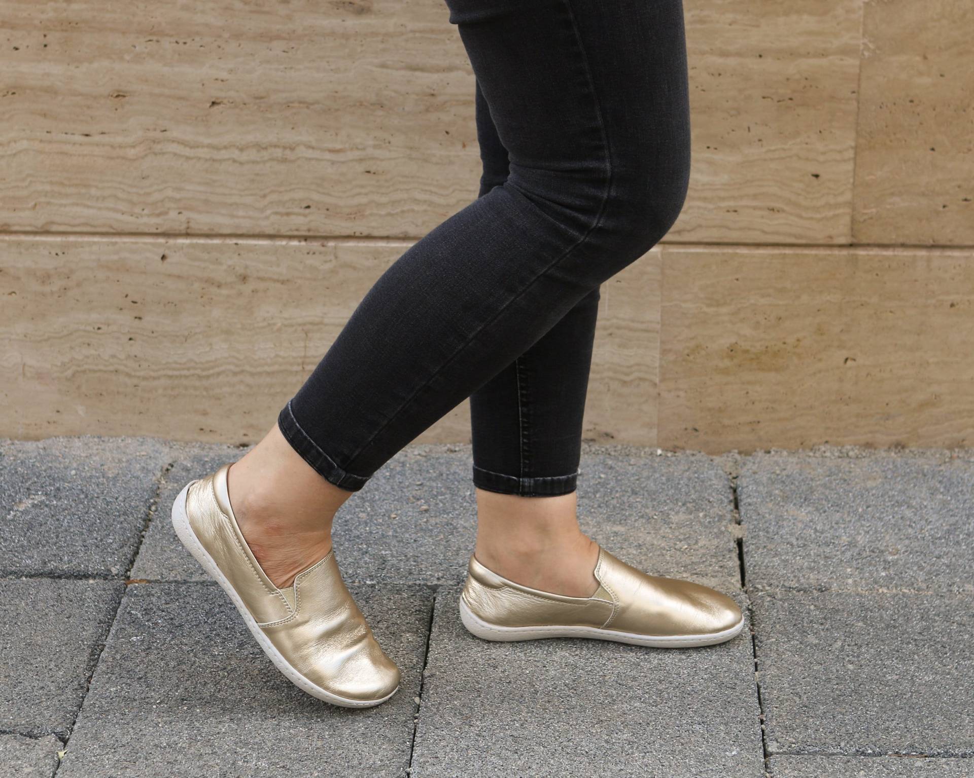 Damen Gold Leder Barfuß Slip-On Schuhe Handgemacht, Zero Drop von FeelBarefoot