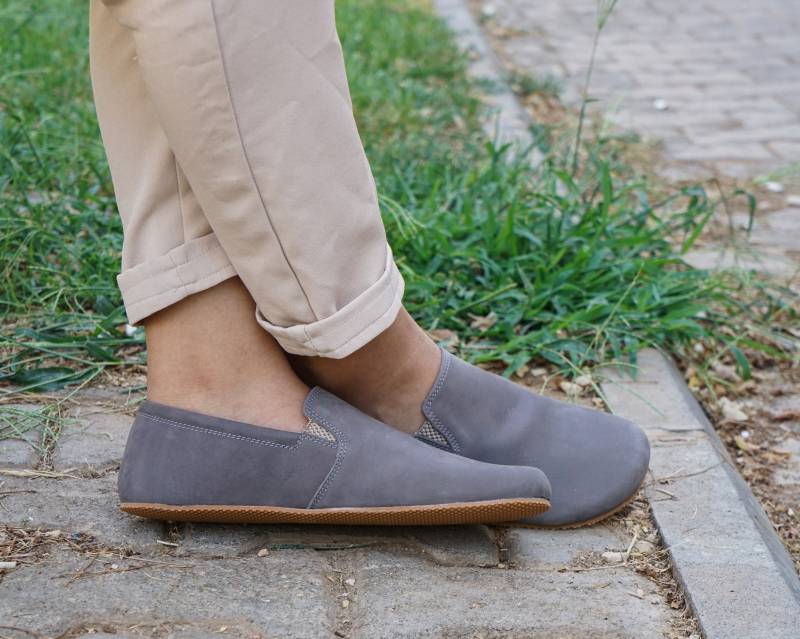 Damen Graue Nubukleder Barfuß Slip-On Schuhe Handgemachter Zero Drop Damen Graue Nubukleder Barfuß Slip-On Schuhe Handgemachter Zero Drop von FeelBarefoot
