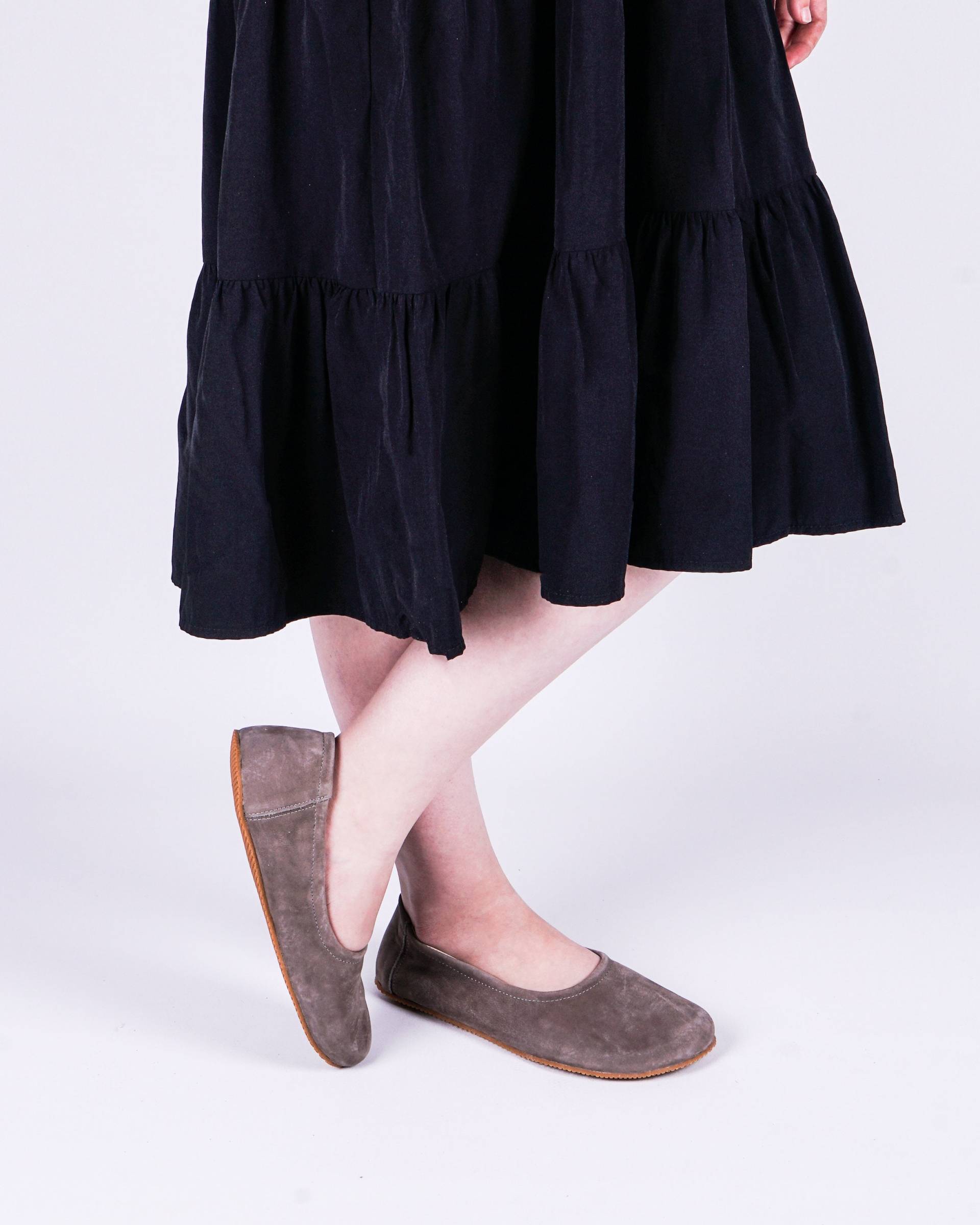 Handgefertigte Rauchnubukleder Ballerinas Barfuß Slip-On Schuhe Handgefertigte Rauchnubukleder Ballerinas Barfuß Slip-On Schuhe von FeelBarefoot