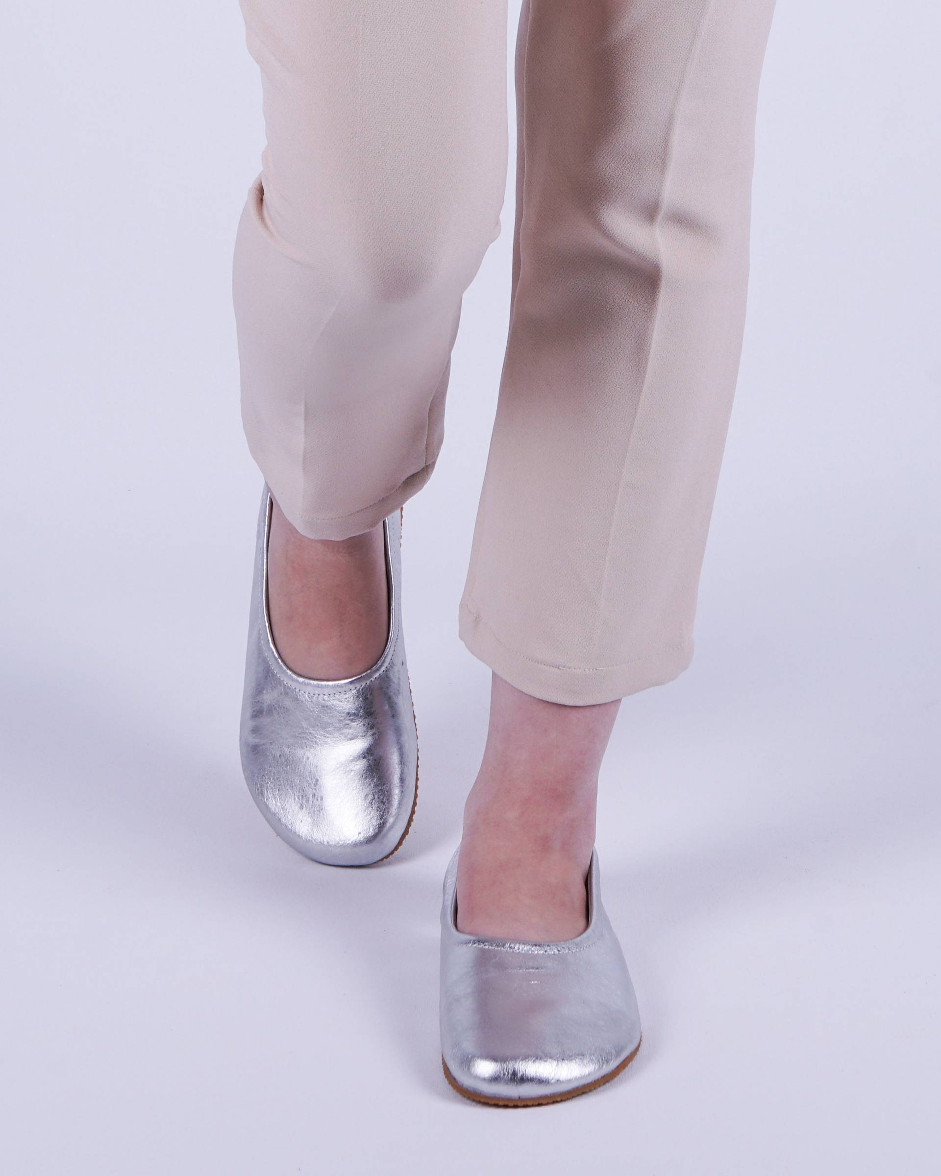 Silber Leder Barfuß Ballerinas Handgefertigte Slip-On-Schuhe Silber Leder Barfuß Ballerinas Handgefertigte Slip-On-Schuhe von FeelBarefoot