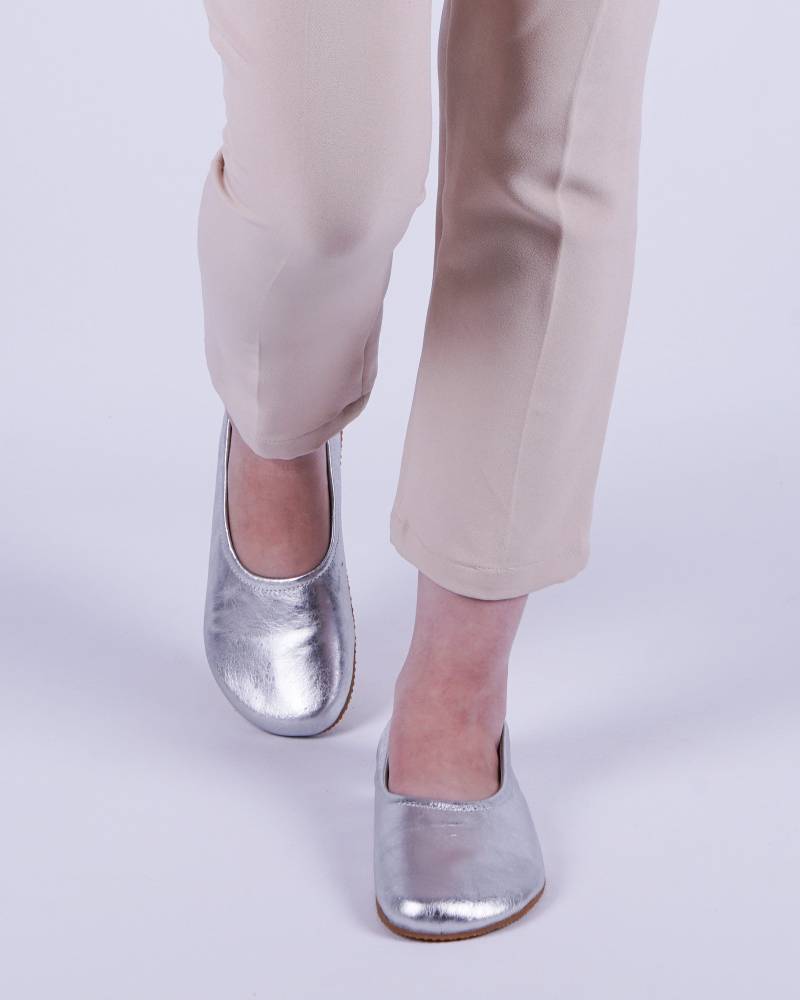 Silber Leder Barfuß Ballerinas Handgefertigte Slip-On-Schuhe Silber Leder Barfuß Ballerinas Handgefertigte Slip-On-Schuhe von FeelBarefoot