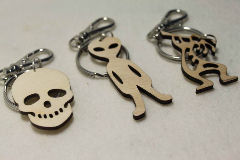 Auto Amulett Super Personalisiert Verschiedene Symbol Schädel Alien Spaß Keychain Schlüsselring von FeelMyCraft