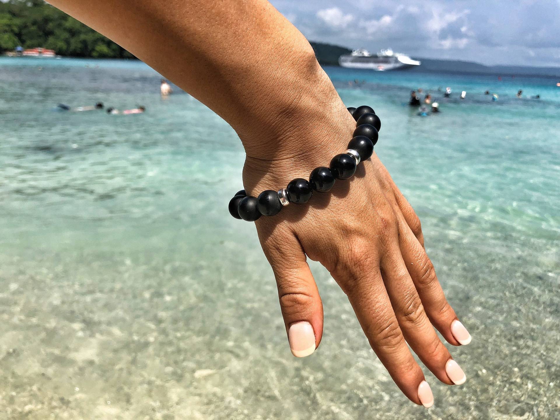 Schwarzer Edelstein Achat Armband. Schwarze Matte Perle Koralle Schwarz Matt Perlen Armband von FeelTheAmberBoutique